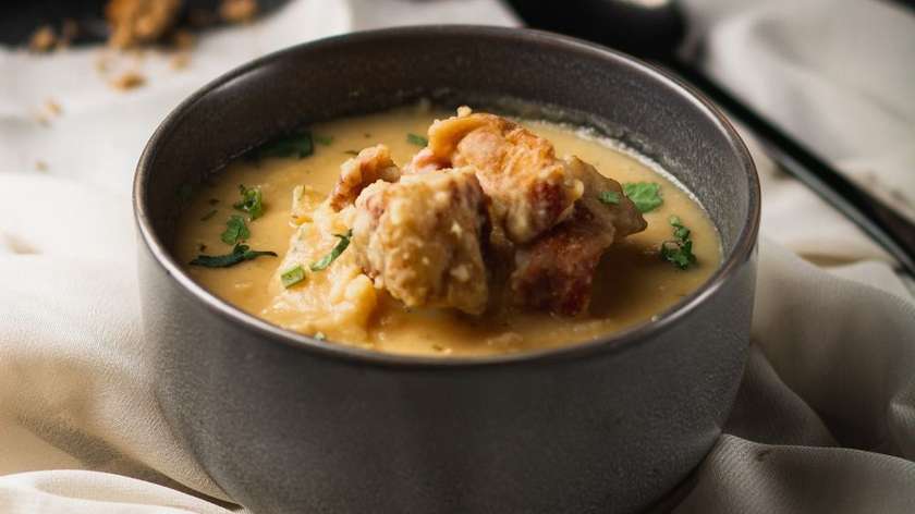 Pea cream soup with smoked rib