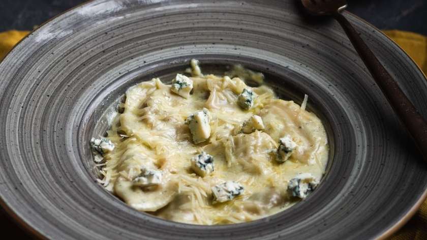 Dumplings with cheese sauce