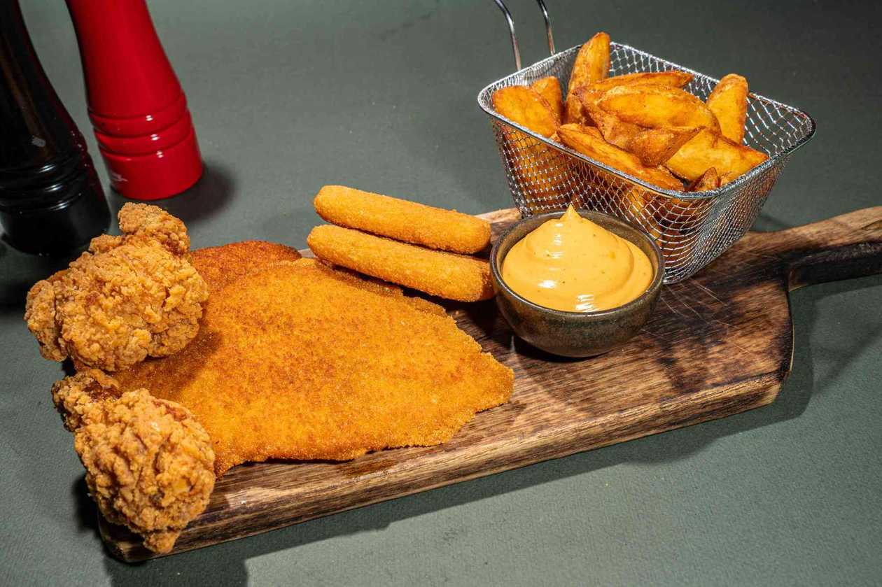 C&C Combo Șnițel, Hot Wings and Cheese For 2