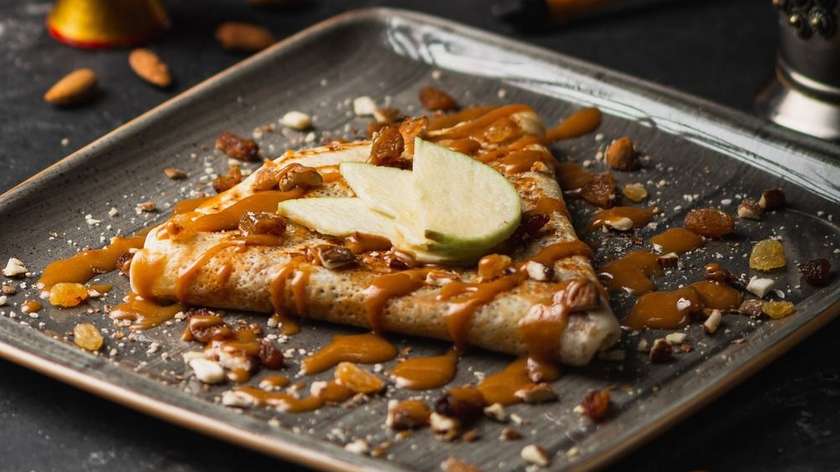 Pancake with caramel, almonds, apples and raisins