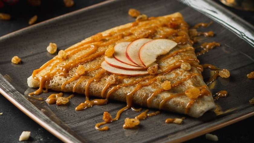 Pancake with caramel, apple and raisin