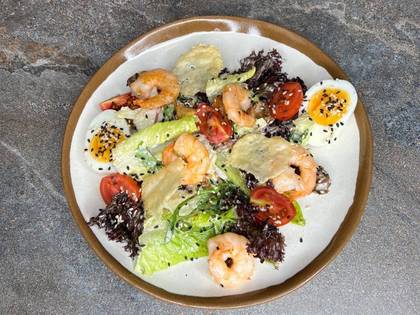 Цезар з креветкою та чіпсами з пармезану