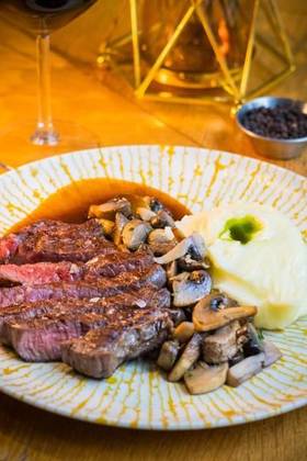 Wagyu Neck with Mashed Potatoes and Mushrooms