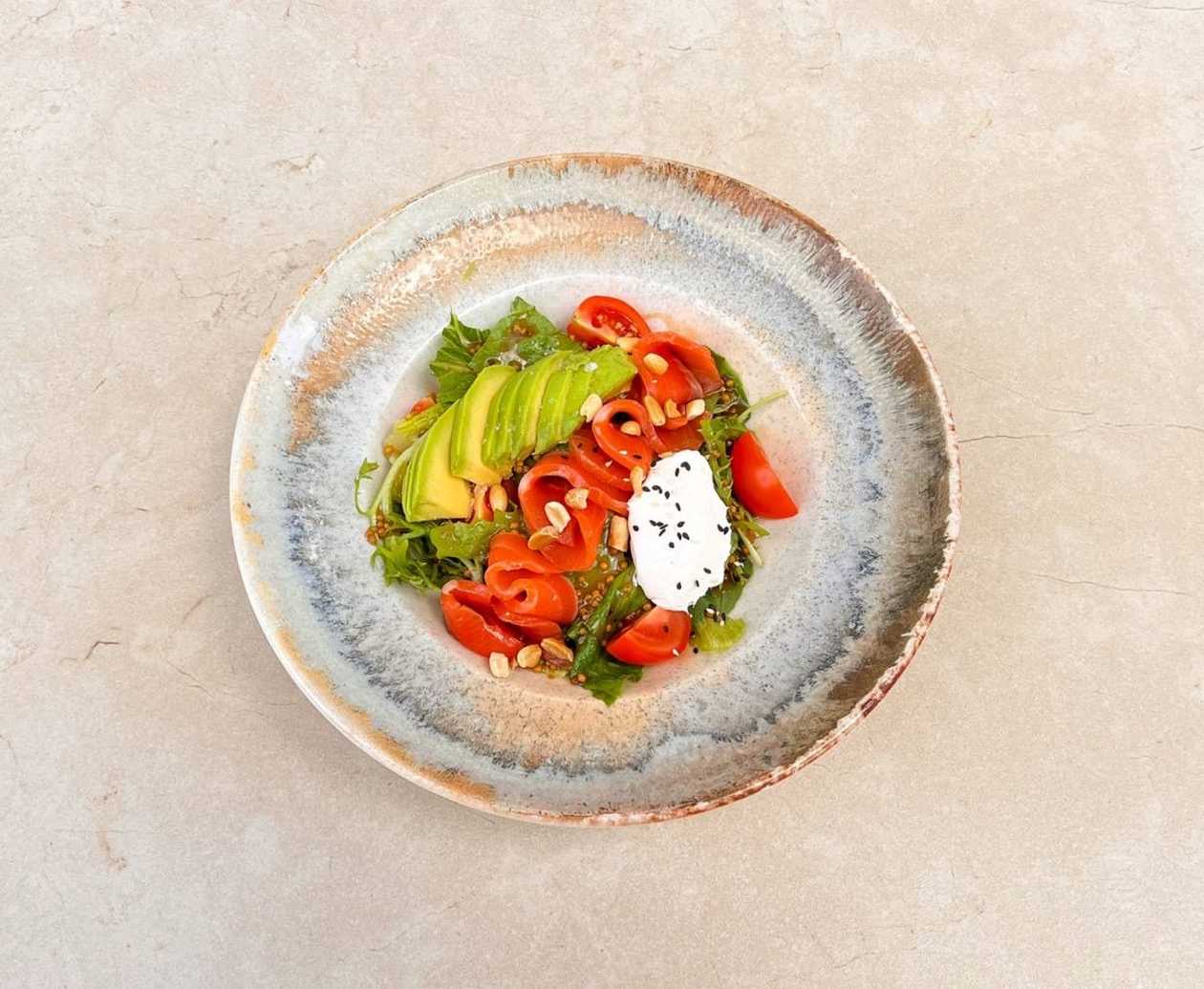 Салат з лососем, авокадо, крем-сиром та медово-гірчичним соусом