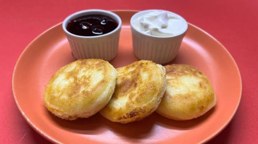 Cottage cheese balls with sour cream and jam