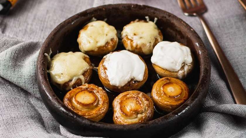 Mushrooms with sour cream and cheese