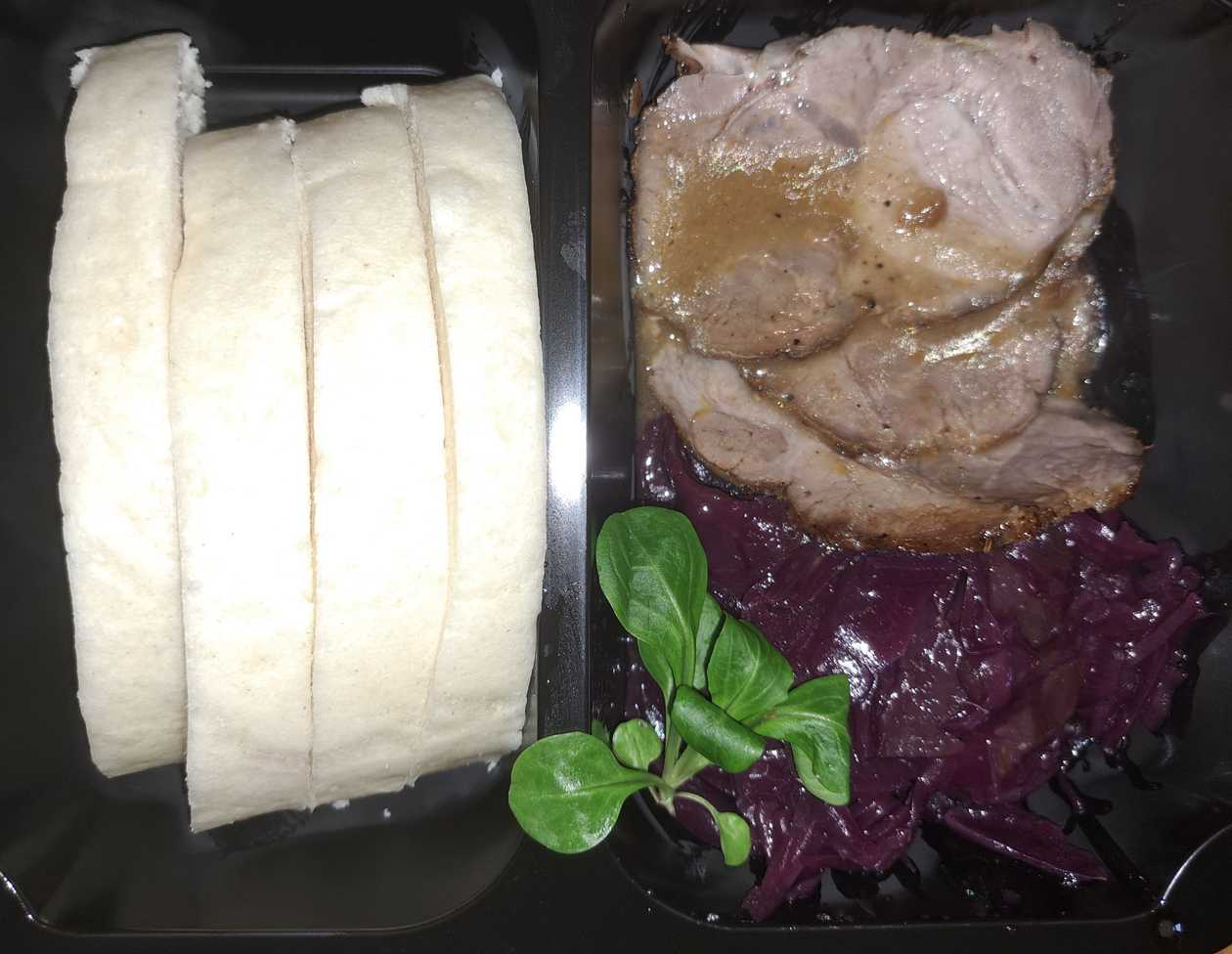 Pečené bravčové mäsko, červená kapusta, knedle