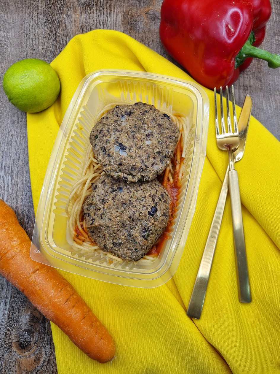 Hambúrguer de quinoa e feijão preto, esparguete, molho de tomate e brócolos (vegetariano)