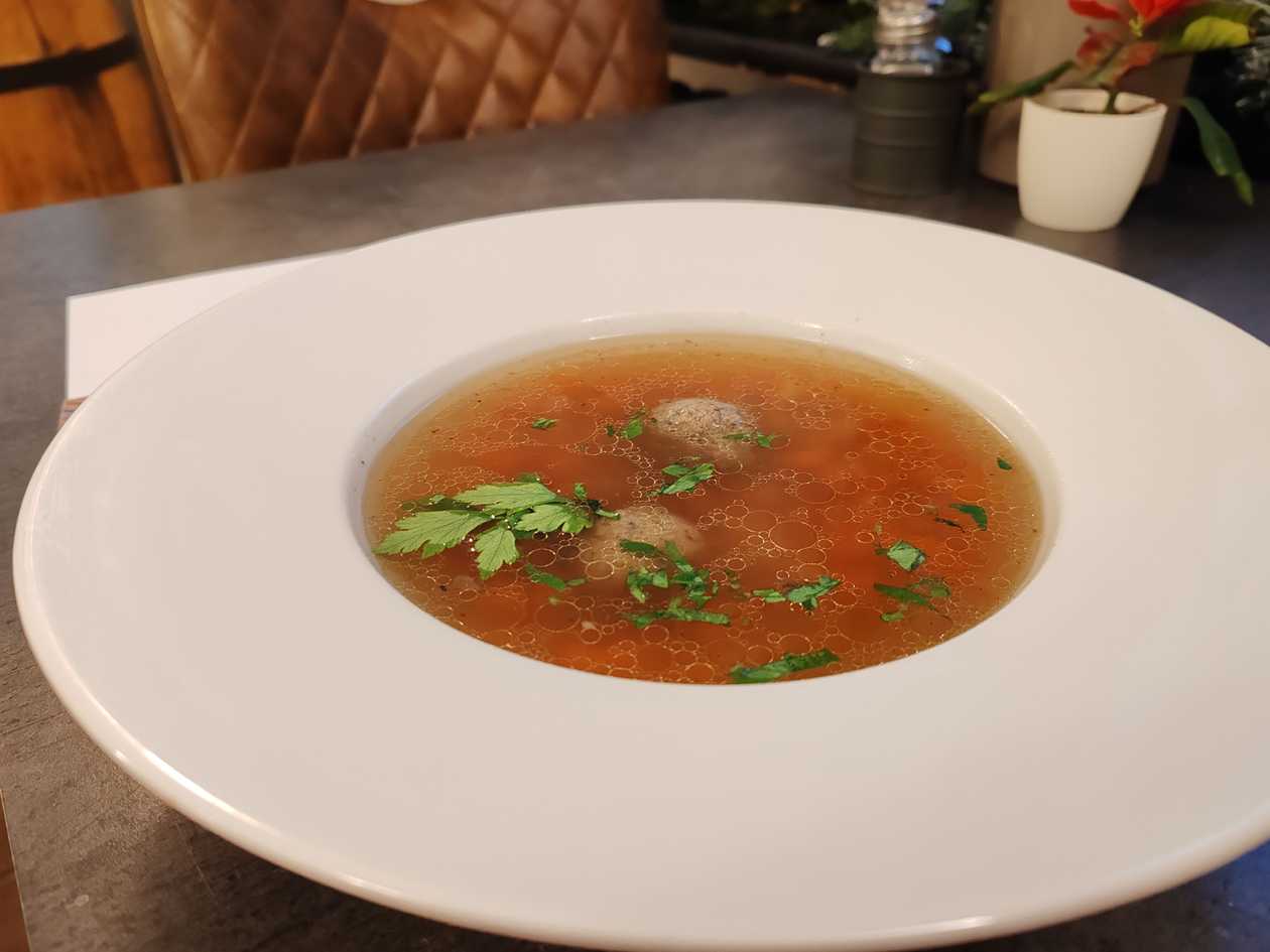 Hovězí vývar s játrovými knedlíčky