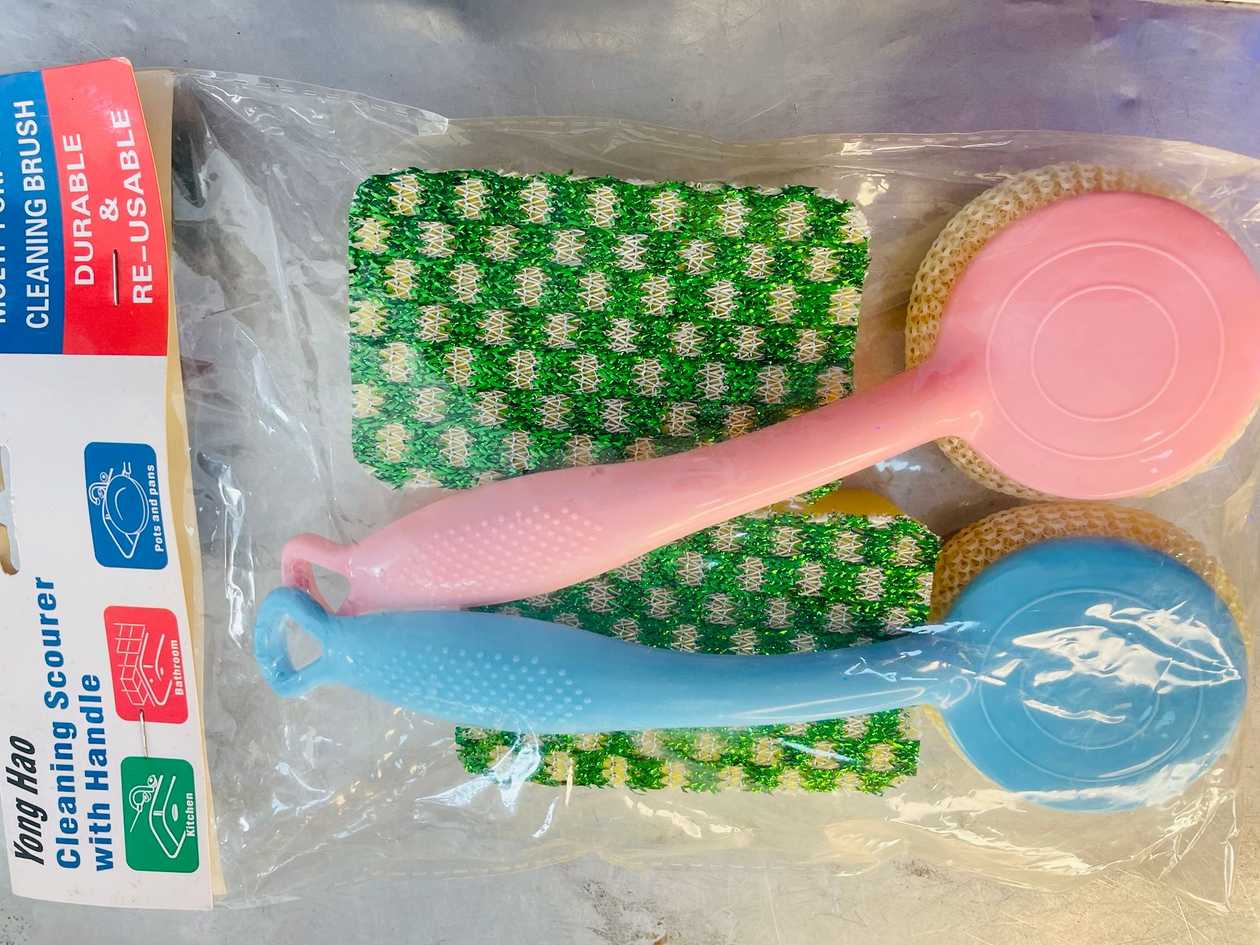 Cleaning scourer