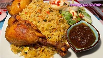 Ghanaian fried rice with chicken and coleslaw