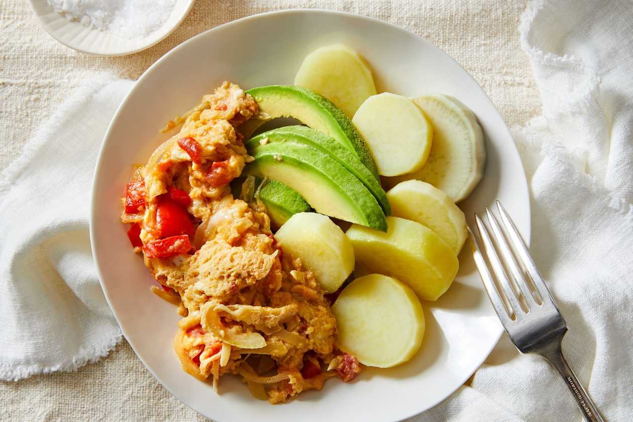 Boiled yam and egg sauce