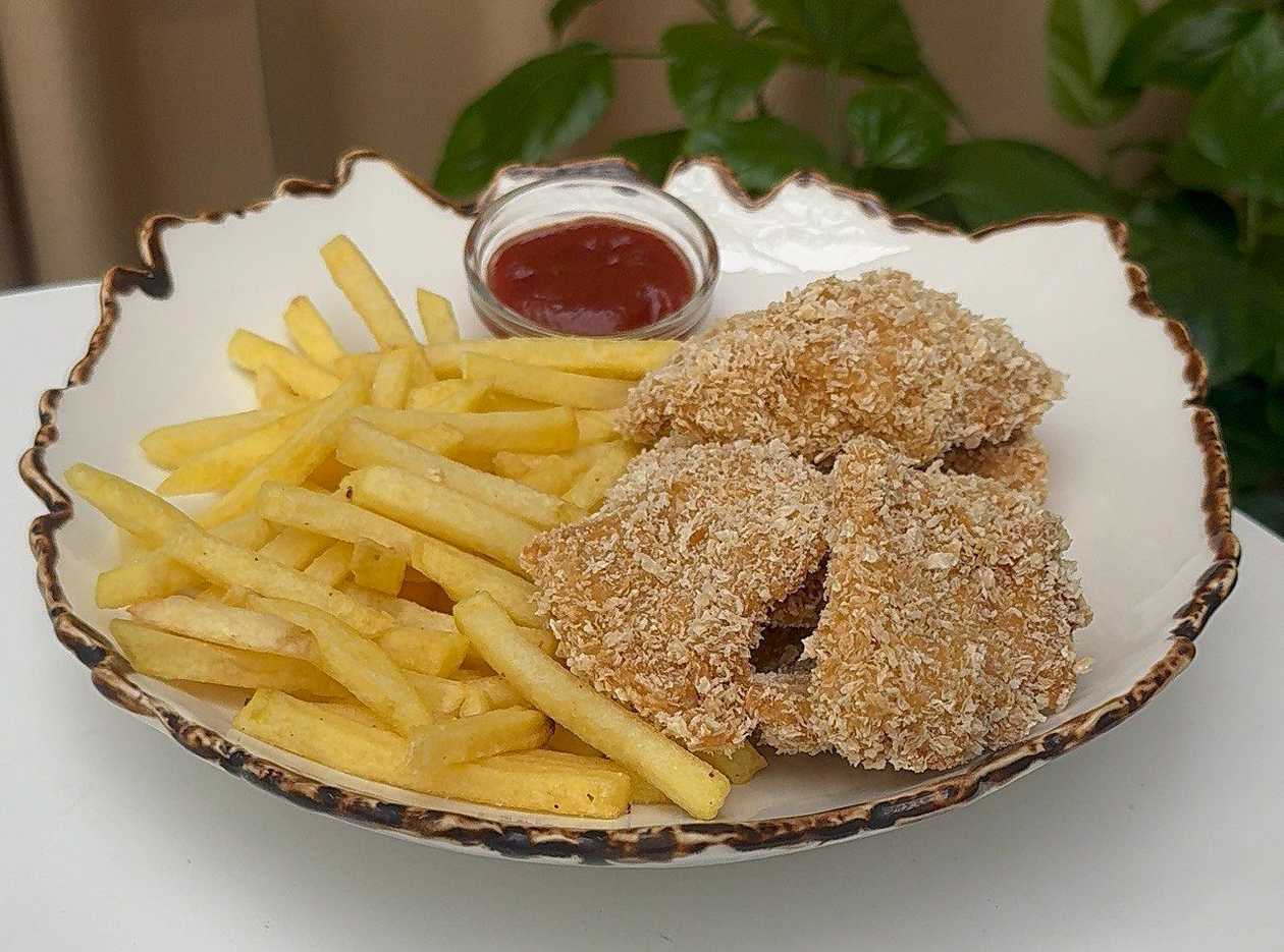 Chicken nuggets with fries and sauce