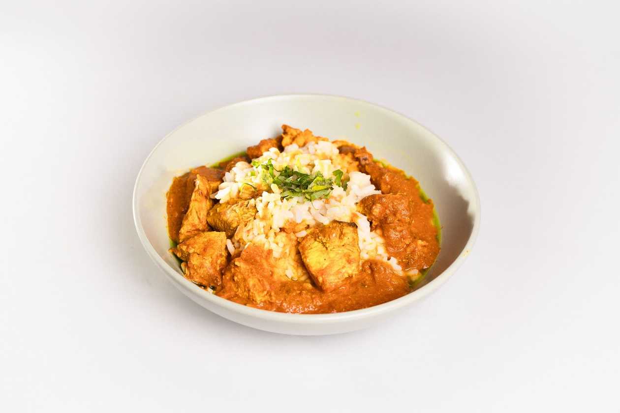 Butter halloumi cu sos de alune & clean rice cu stafide