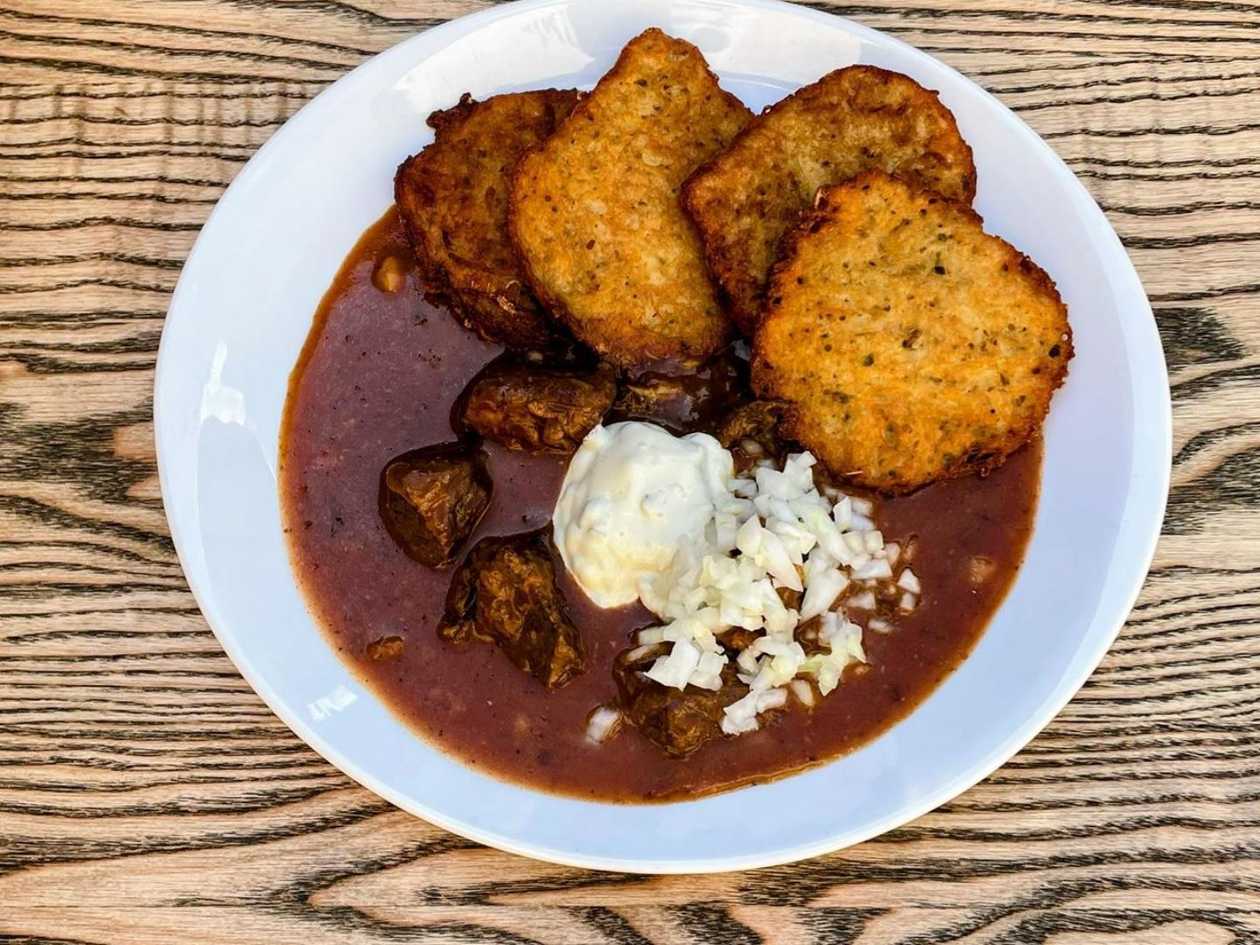 Specialita šéfkuchaře "Herčíkův guláš" s houskovým knedlíkem