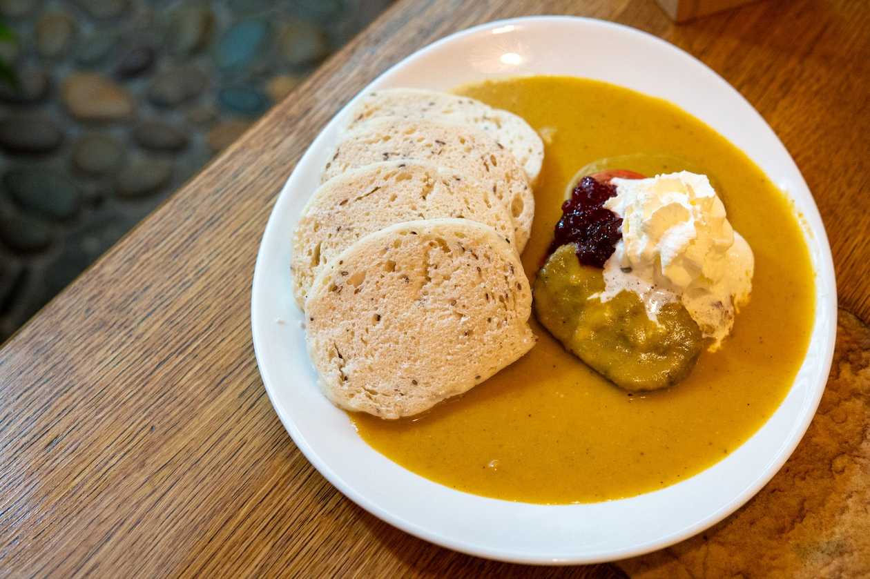 Tradiční Czech "Svíčková" with dumplings