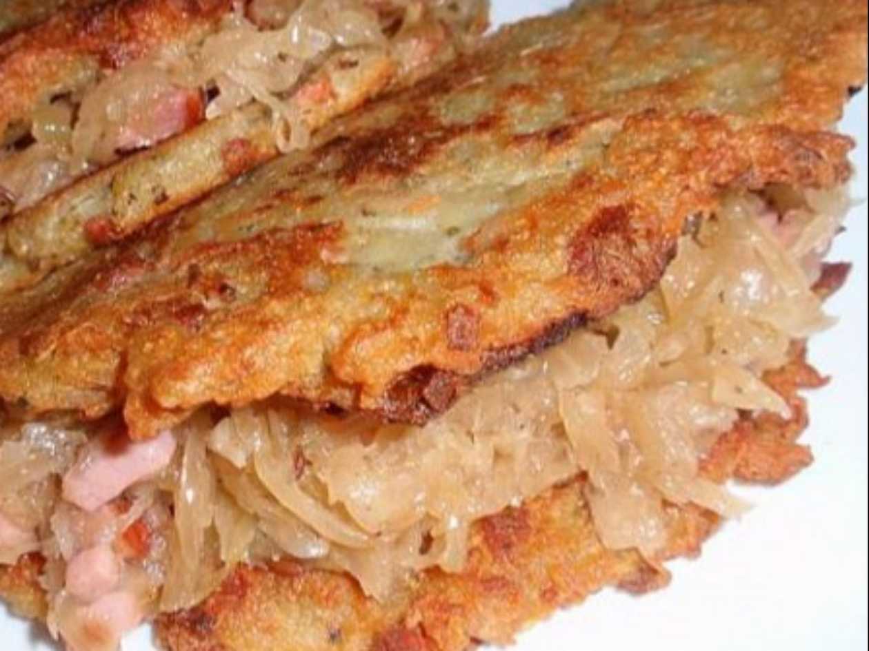 Velký plněný bramborák(uzená, zelí) + polévka