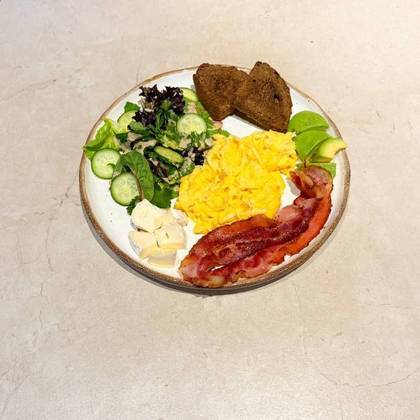 Scramble with bacon, avocado and greens