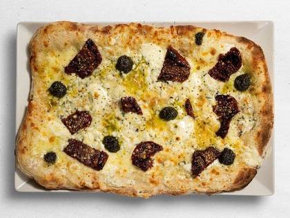 Quattro formaggi Pinsa