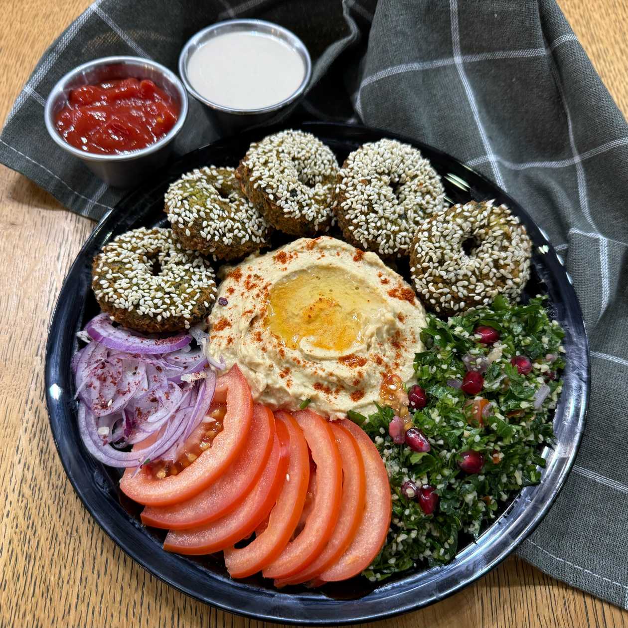 Falafel cu hummus si salate la farfurie