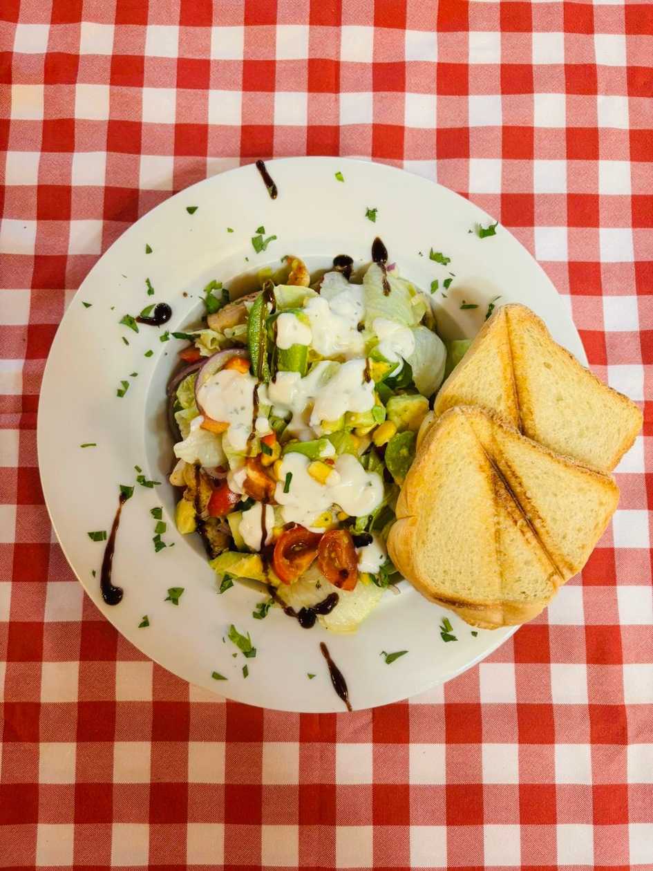 Fit kurací šalát s červenou cibuľou a mandľami a toast  (1,8)