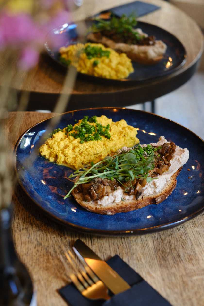 TOAST & TOFU SCRAMBLE & CHAMPIGNONS & CASHEW NUTS COTTAGE CHEESE (V)