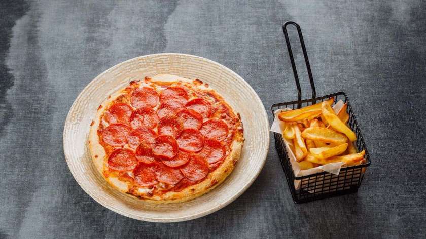 Children's pizza with pepperoni + French fries
