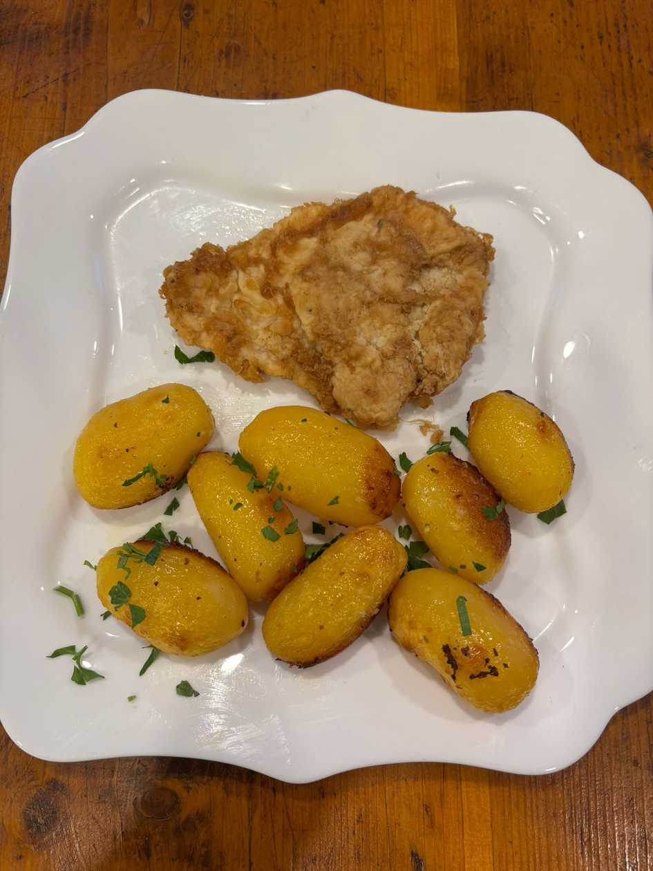 Șnițel ca la mama acasă și cartofi