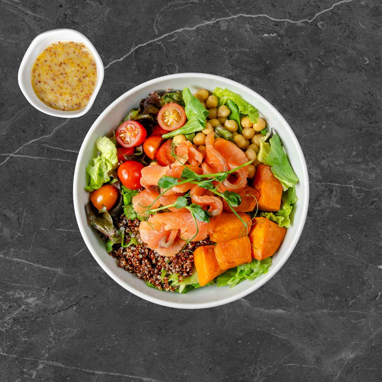 Salotos su sūdyta lašiša ir keptomis saldžiomis bulvėmis