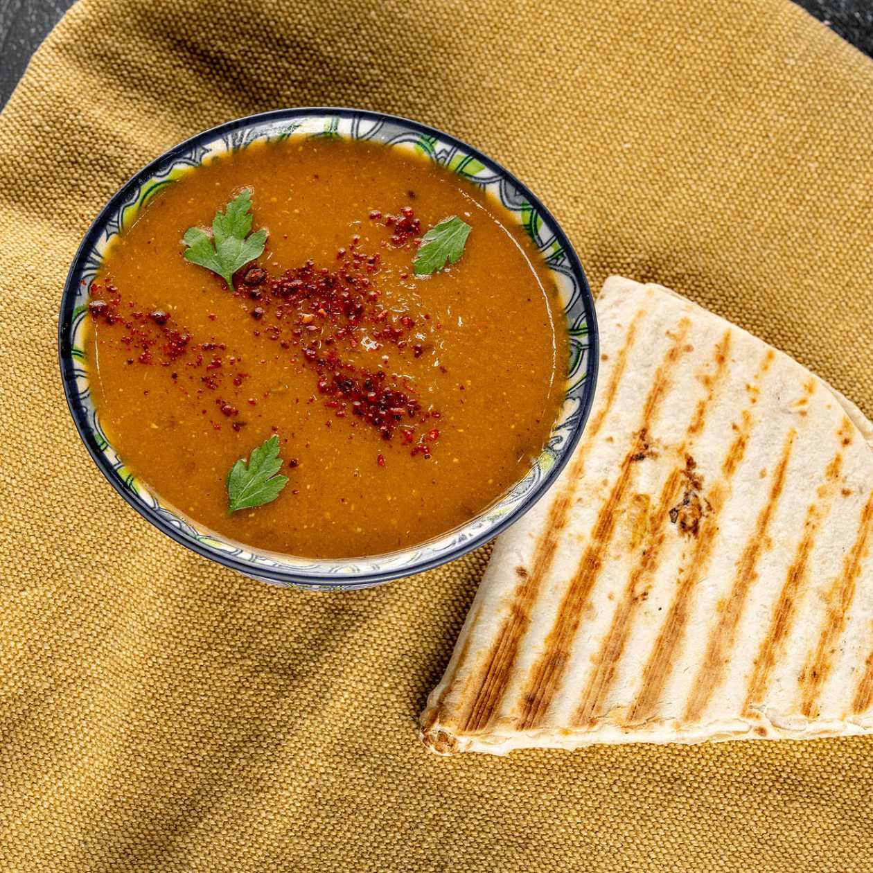 Supa crema de linte cu lipie coapta