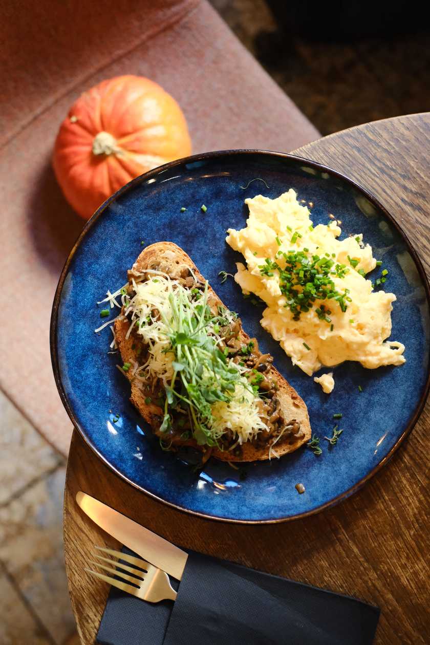 TOAST & SCRAMBLED EGGS & CHAMPIGNONS & LONG AGED CHEESE