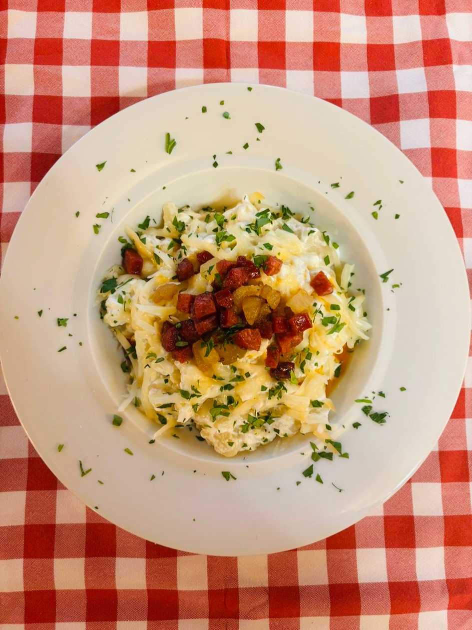 Furmanské halušky s klobásou a syrom   (1,3,7)