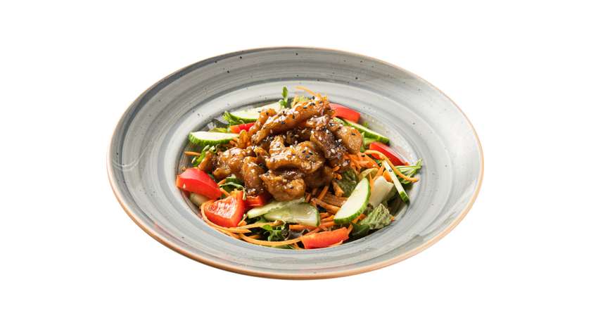 Salotos su vištiena sojos padaže