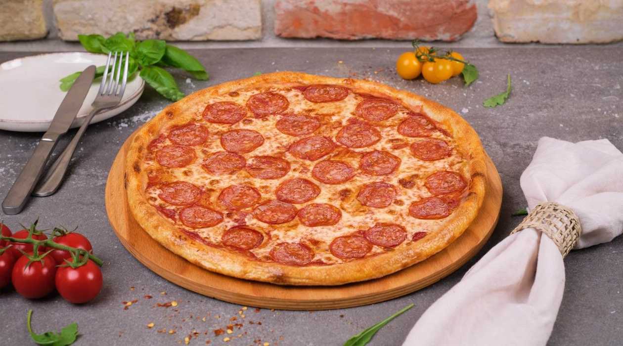 Pizza Pepperoni 32cm (jemne pikantná)