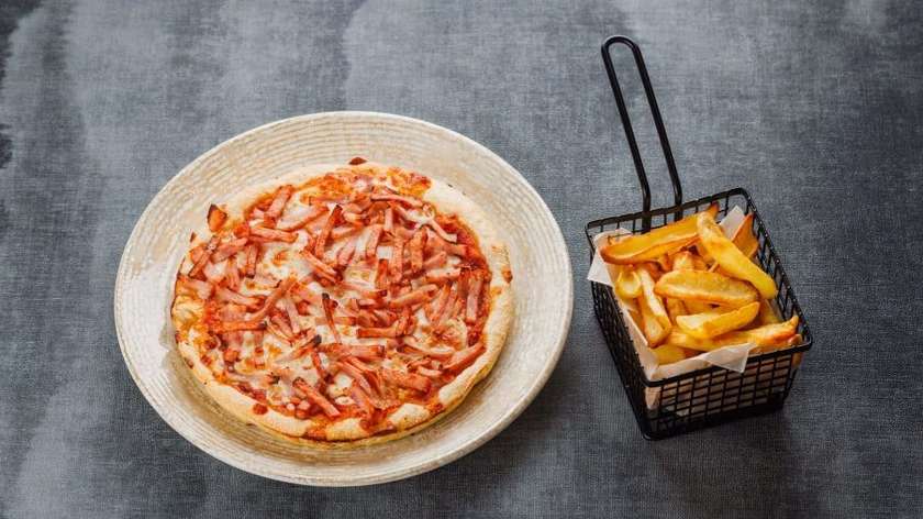Children's pizza with ham + French fries