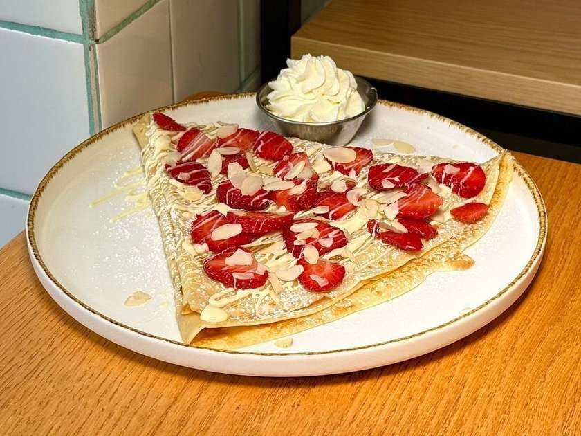 Pancake with Strawberry, White Chocolate and Mascarpone