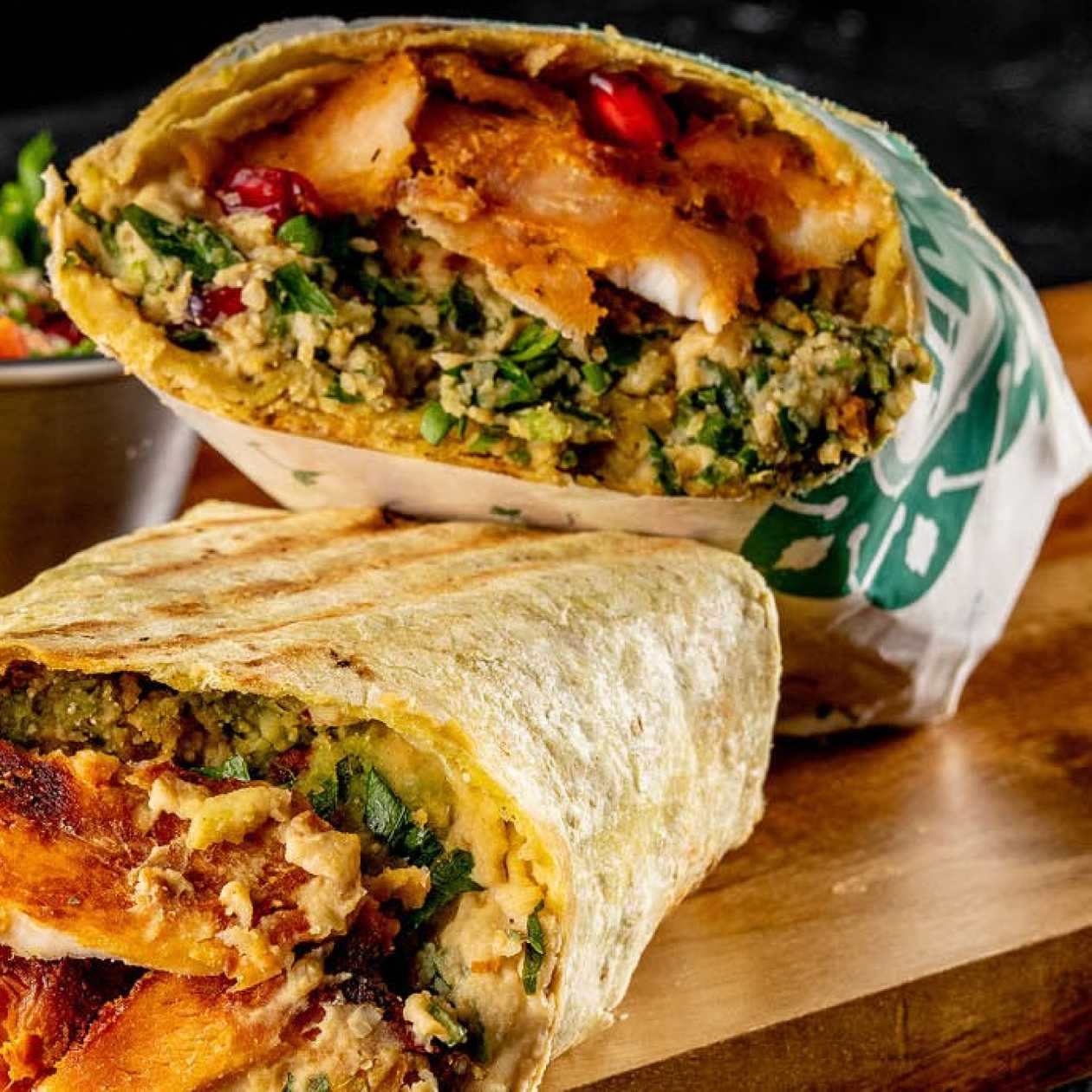 Pui cu hummus si salata maidanos la lipie