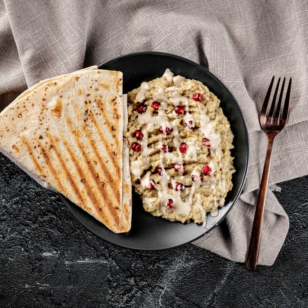 Gustare de salata de vinete, tahina si rodii