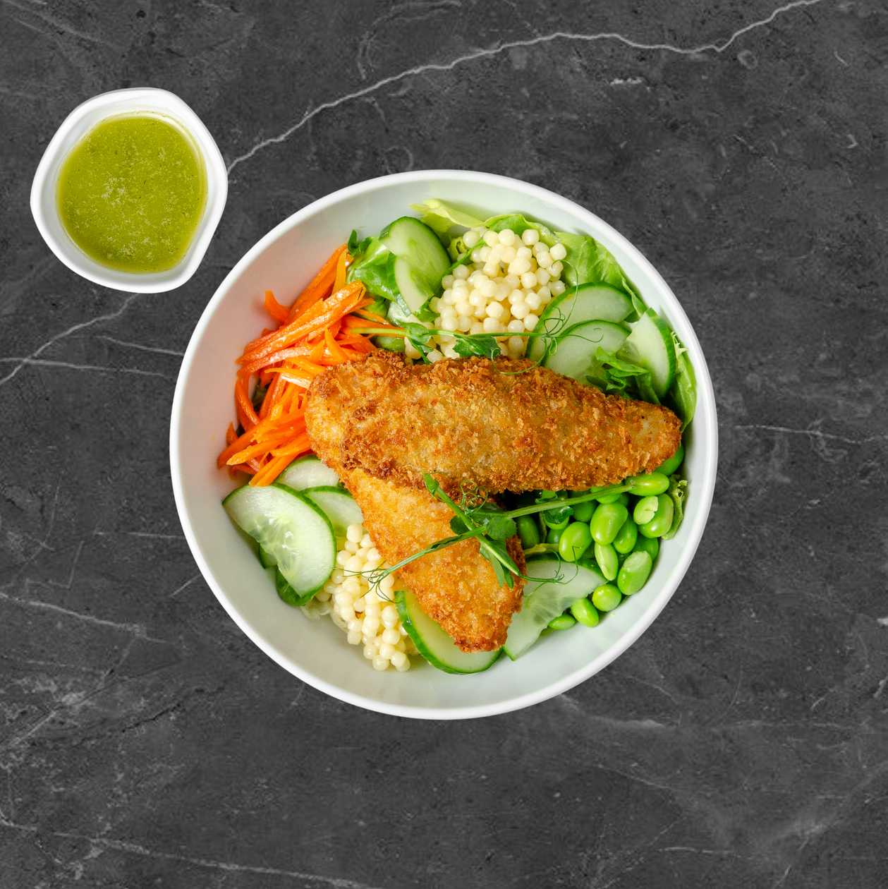 Salotos su traškiais vištienos piršteliais ir perliniu kuskusu