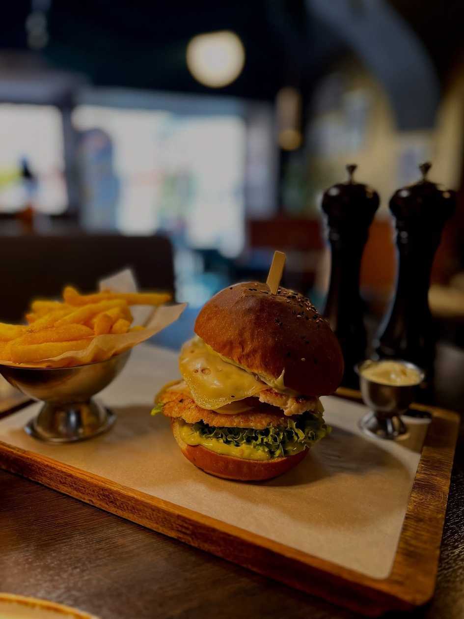 Double Chicken burger s hranolkami a majonézou