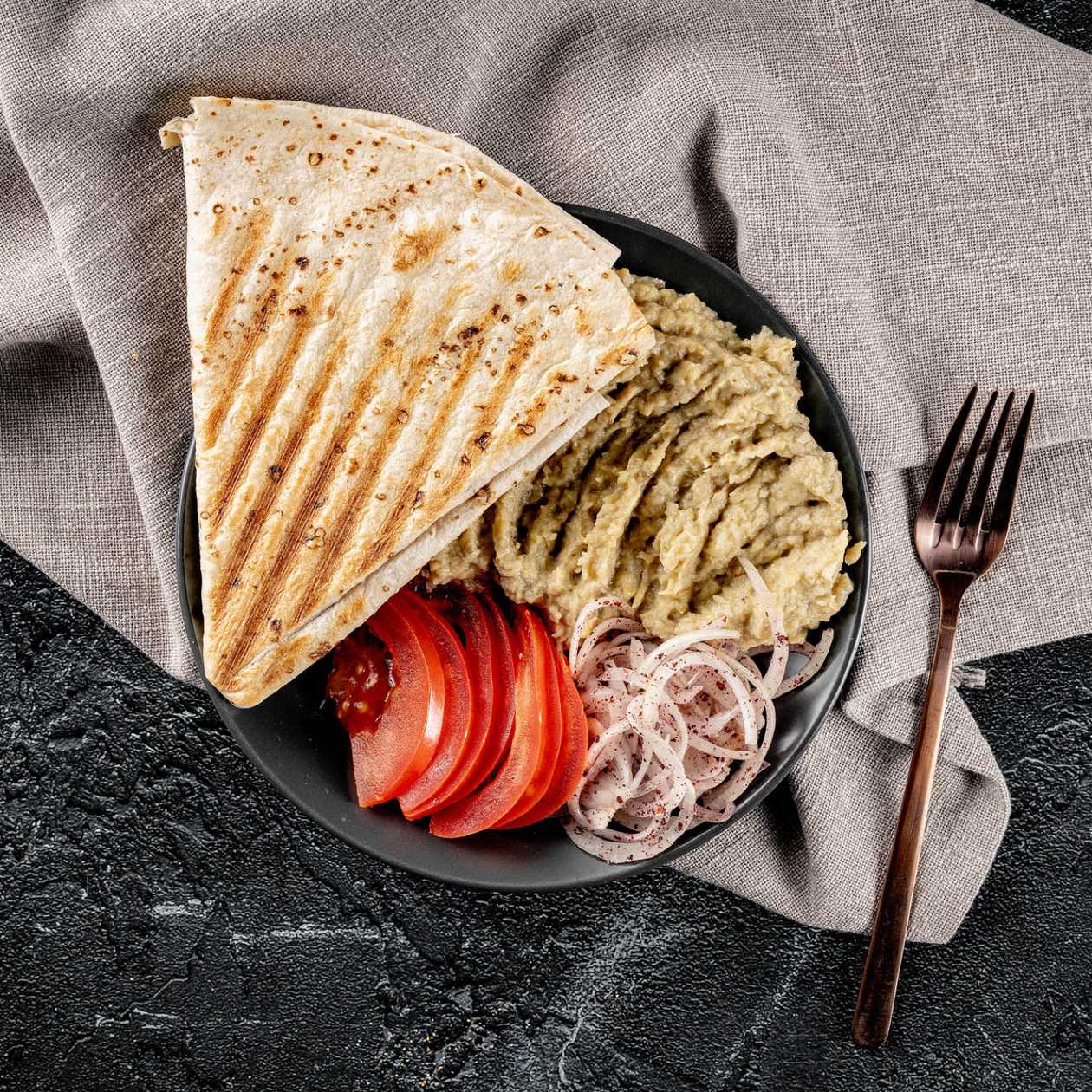 Gustare de salata de vinete, ceapa si rosii