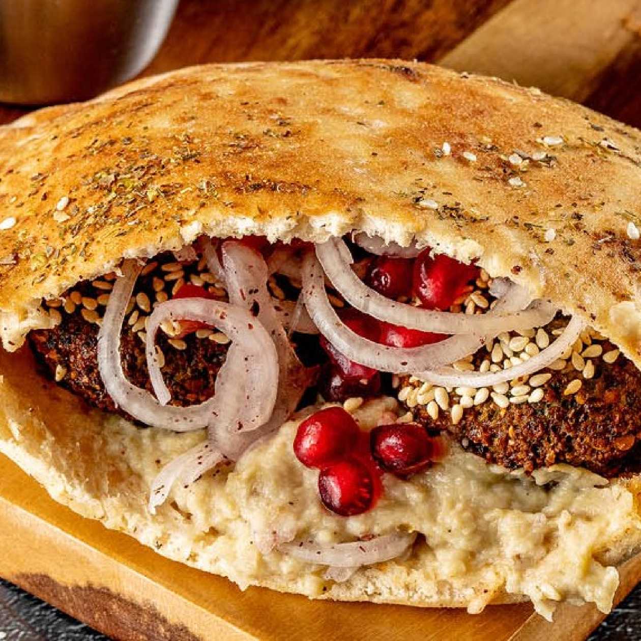 Pita turceasca cu falafel, salata de vinete si rodii