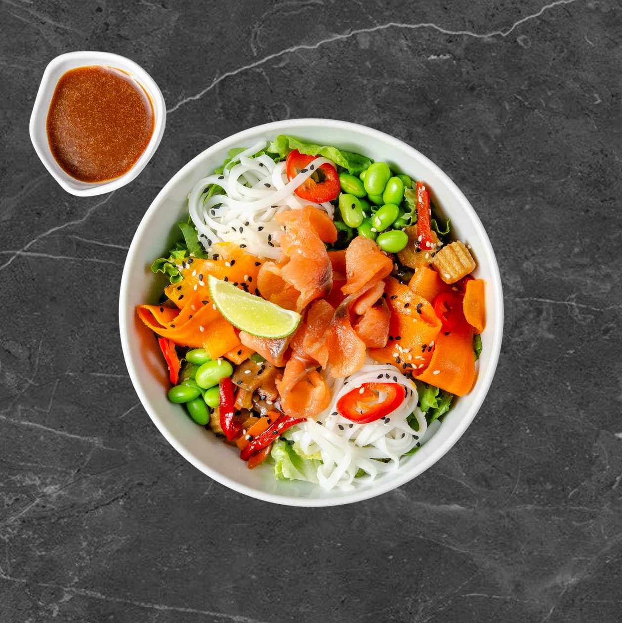 Azijietiškos salotos su sūdyta lašiša