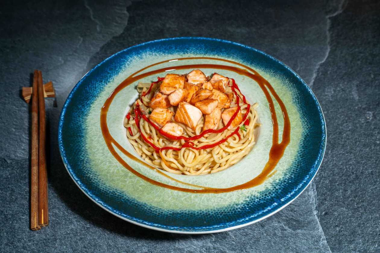 Spicy noodle cu somon