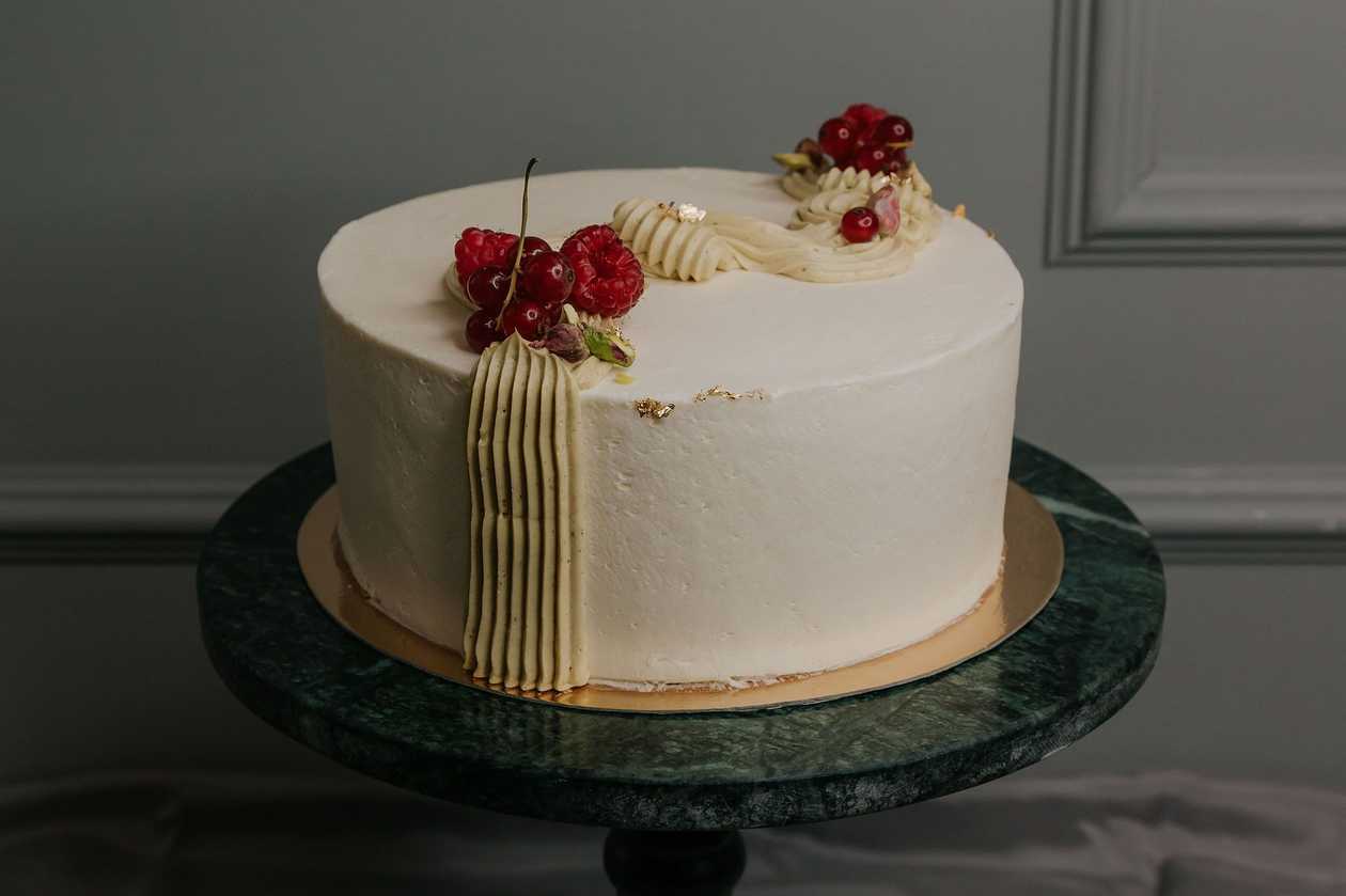 Vaarika-pistaatsiatort toorjuustukreemiga 1.2kg