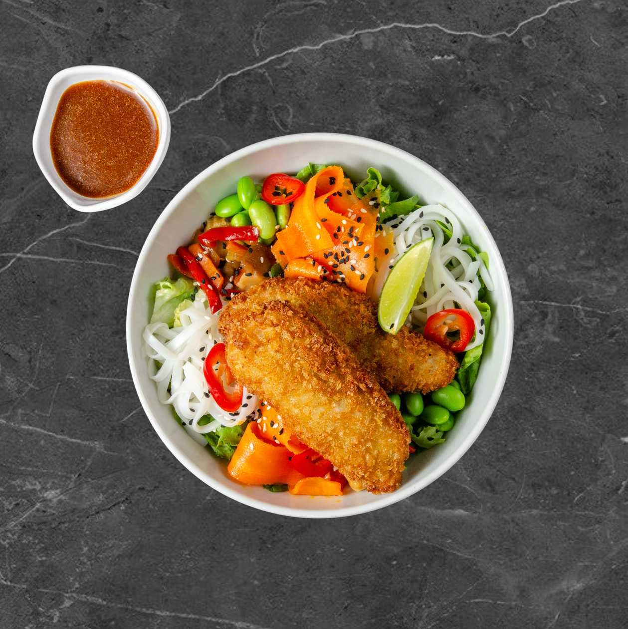 Azijietiškos salotos su traškiais vištienos piršteliais