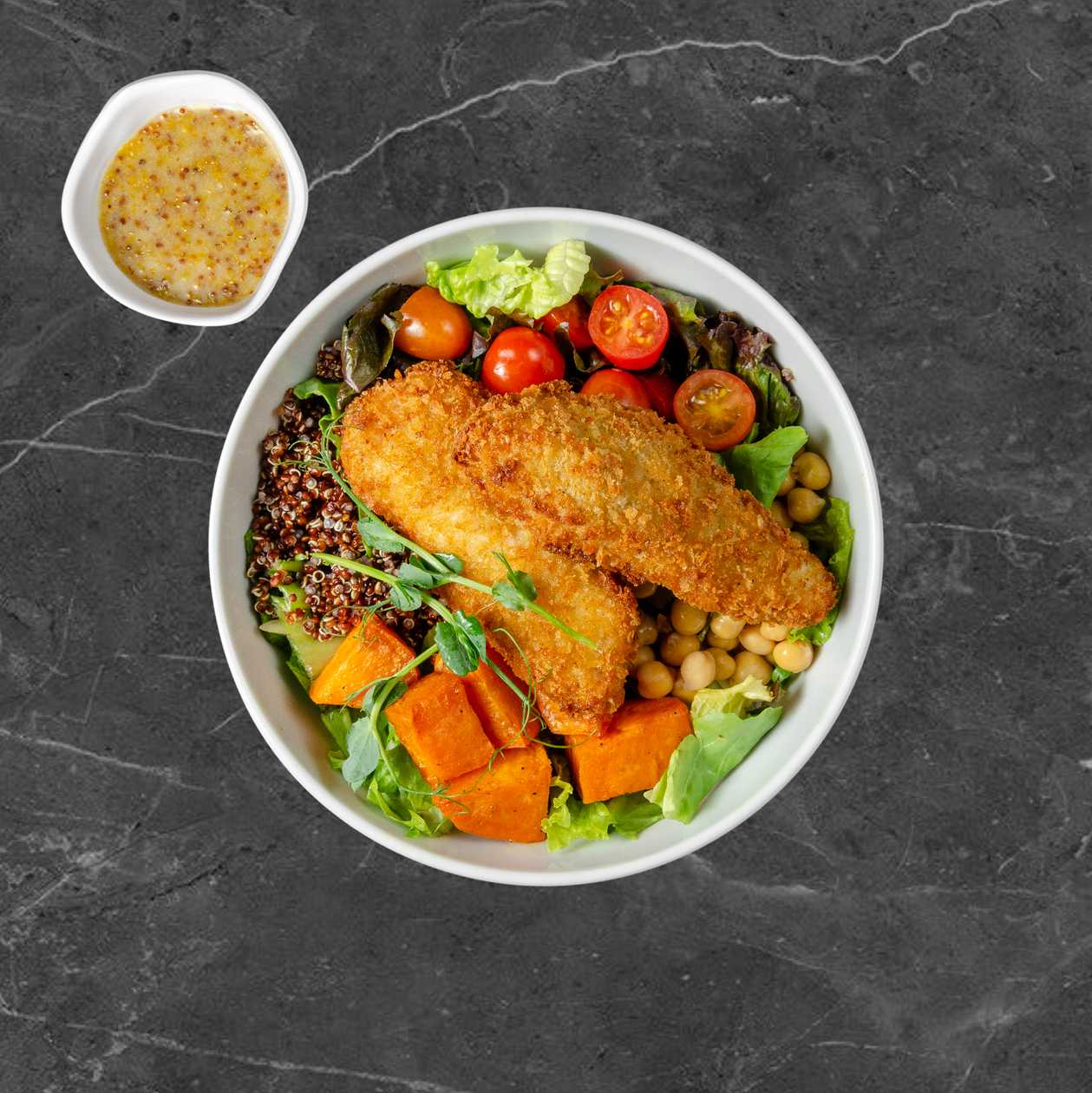 Salotos su traškiais vištienos piršteliais ir keptomis saldžiomis bulvėmis