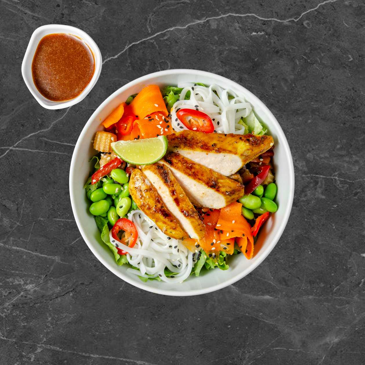 Azijietiškos salotos su grill vištiena