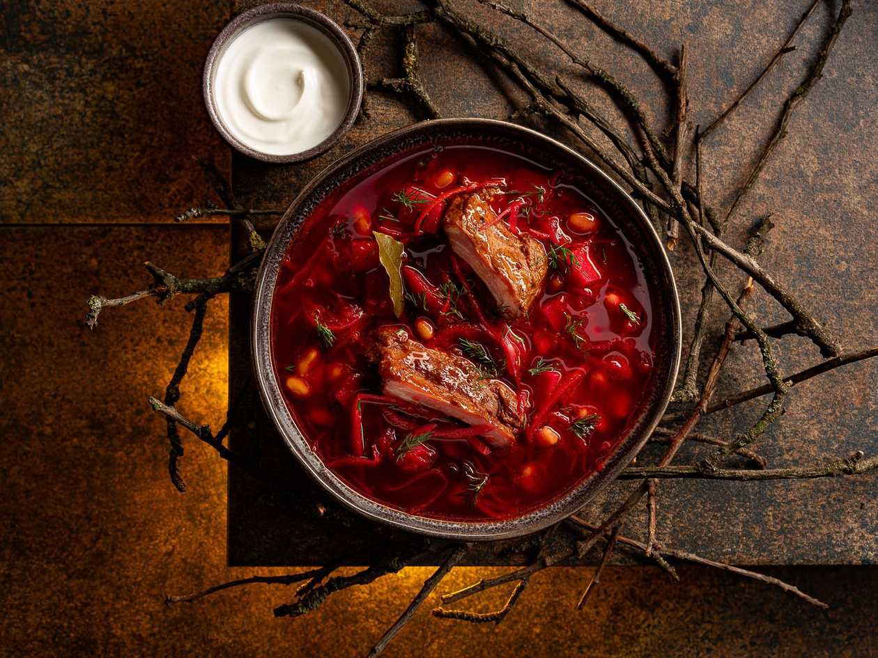 Традиційний борщ із копченими реберцями