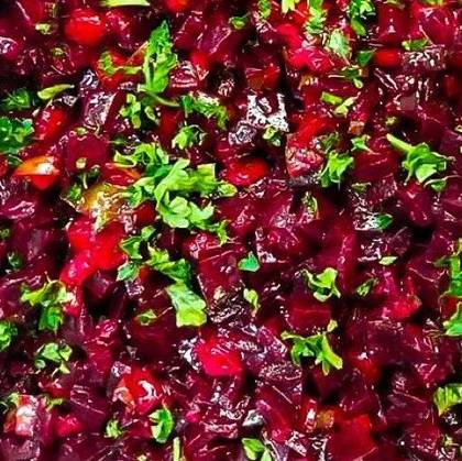 Burokėlių salotos su marinuotais agurkais ir aliejumi